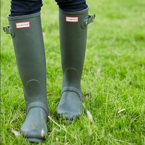 Olive Hunter rain boots size 8 w/ bag and spray
